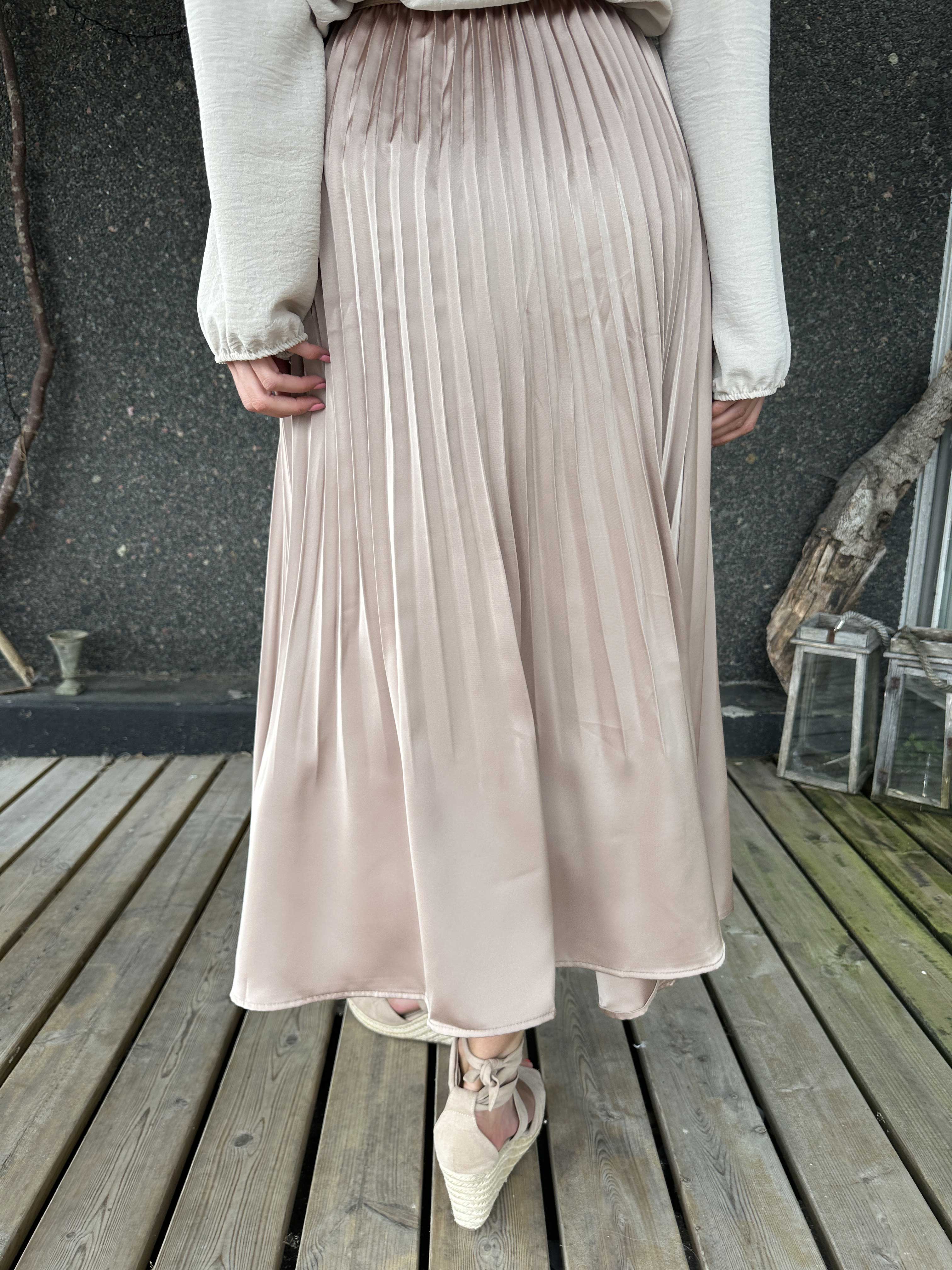 Aglaia - Sød plisseret nederdel i shiny stof